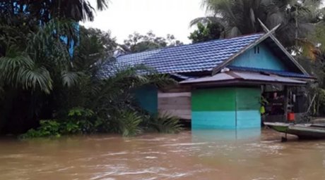 В Индонезии два человека погибли в результате наводнений и оползней