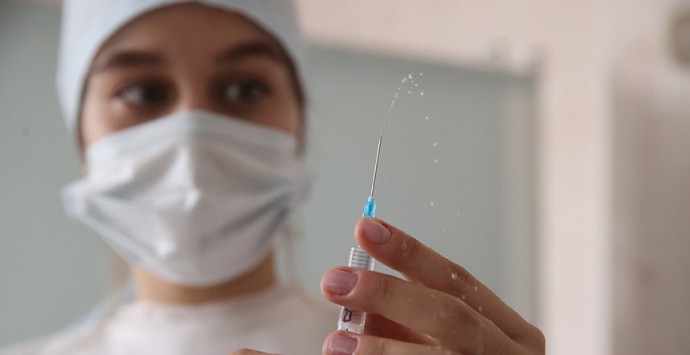 В Беларуси началось вакцинирование добровольцев российской вакциной от коронавируса "Спутник V"