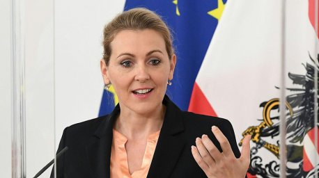 Министр труда Австрии подала в отставку из-за обвинений в плагиате