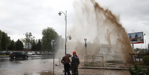 В Гродно прорвало трубу: струя воды поднималась на высоту в несколько этажей