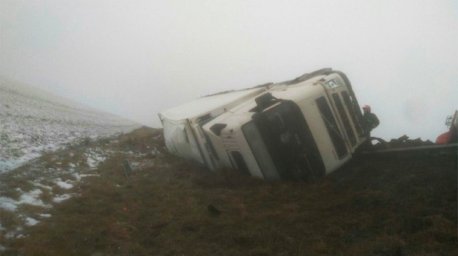 В Столбцовском районе перевернулся тягач