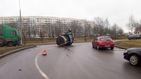 С машины у МКАД свалился крупный груз