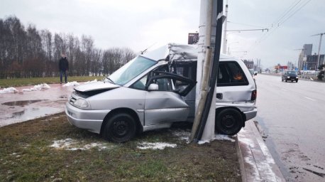 Боковой маневр стал причиной ДТП - автомобиль занесло